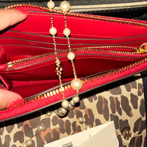 NWT TORY BURCH RED PATENT EMERSON WRISTLET ZIP CONTINENTAL LEATHER CLUTCH WALLET - Picture 3 of 6